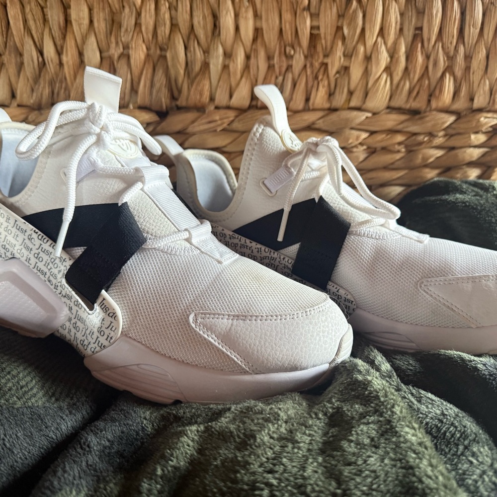 Nike air hurache city low womens size 10 shoes white athletic running sneakers
